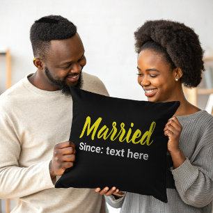 Cojín Decorativo Casados Desde con Texto Amarillo y Blanco