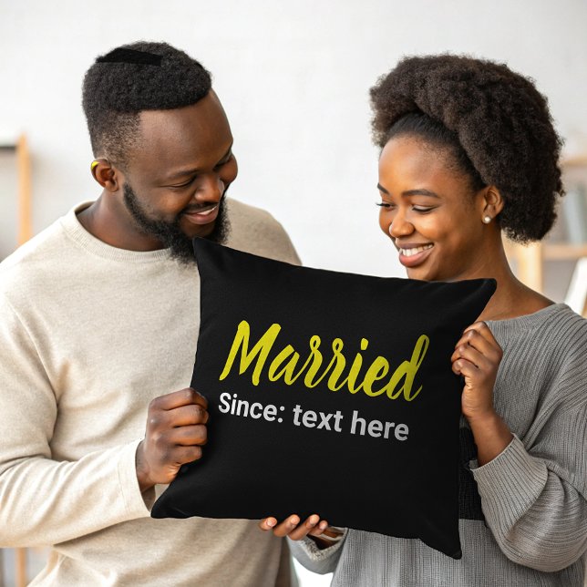 Cojín Decorativo Casados Desde con Texto Amarillo y Blanco (Subido por el creador)