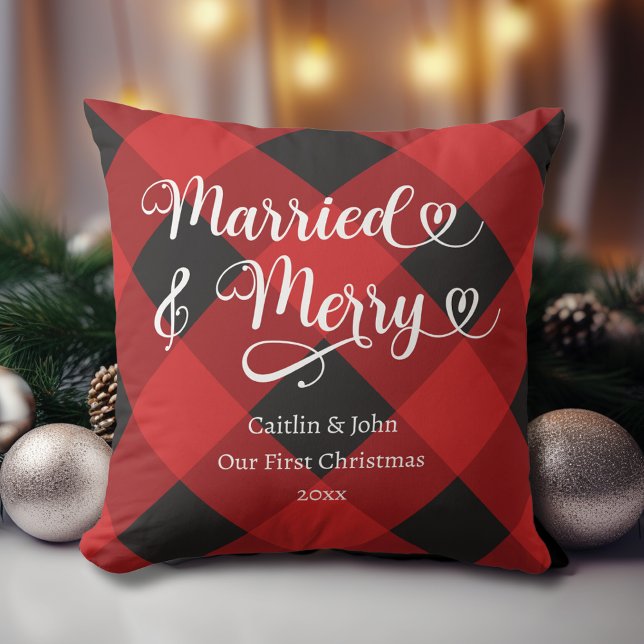 Cojín Decorativo Casados Feliz nuestro primer Navidad recién casado (Married and Merry Newlyweds First Christmas together Pillow with Couples' Names and Wedding Date.)
