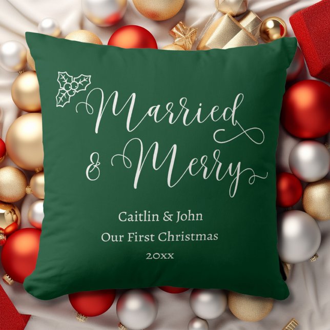 Cojín Decorativo Casados y Feliz Primer Navidad Recién Casados Verd (Married & Merry custom newlywed couples our first Christmas together in green with white typography.)