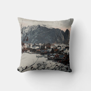 COJÍN DECORATIVO CASAS CERCA DE LA MONTAÑA Y EL LAGO