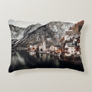 COJÍN DECORATIVO CASAS CERCANAS AL CUERPO DE AGUA Y MONTAÑA
