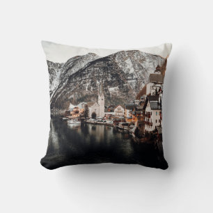 COJÍN DECORATIVO CASAS CERCANAS AL CUERPO DE AGUA Y MONTAÑA