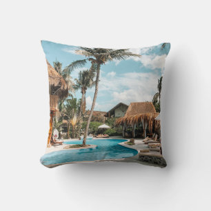 Cojín Decorativo Casas de paja y casas cerca de la piscina durante