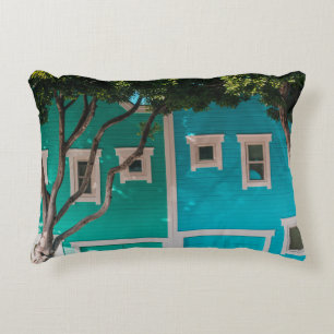 Cojín Decorativo Casas verdes y azules junto a árboles en la acera