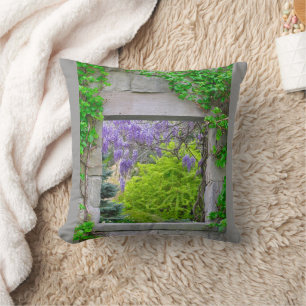 COJÍN DECORATIVO "CASCADANDO WISTERIA A TRAVÉS DE LA VENTANA ABIERT