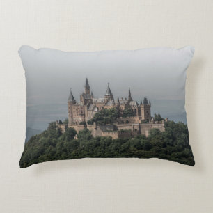 COJÍN DECORATIVO CASTILLO GRIS Y BLANCO EN COLINAS