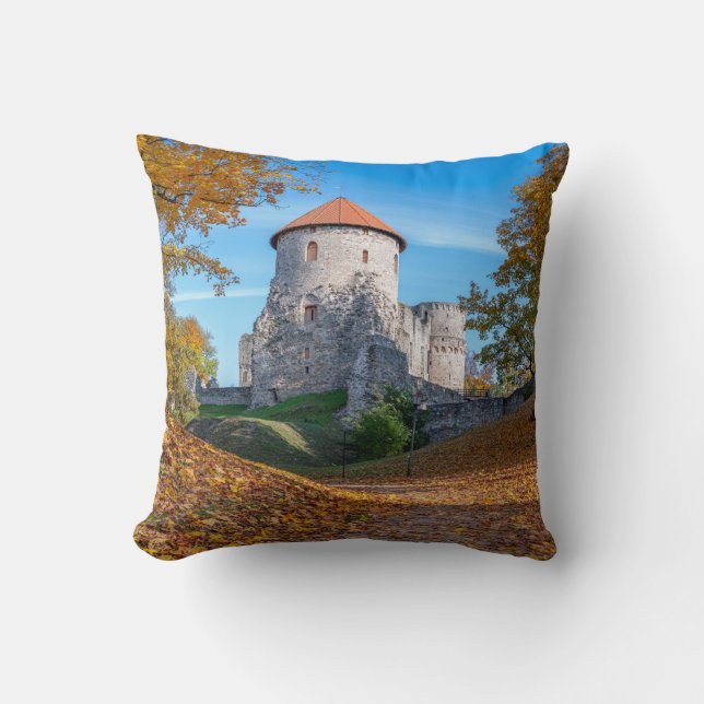 Cojín Decorativo Castillo medieval rodeado de bosques (Anverso)
