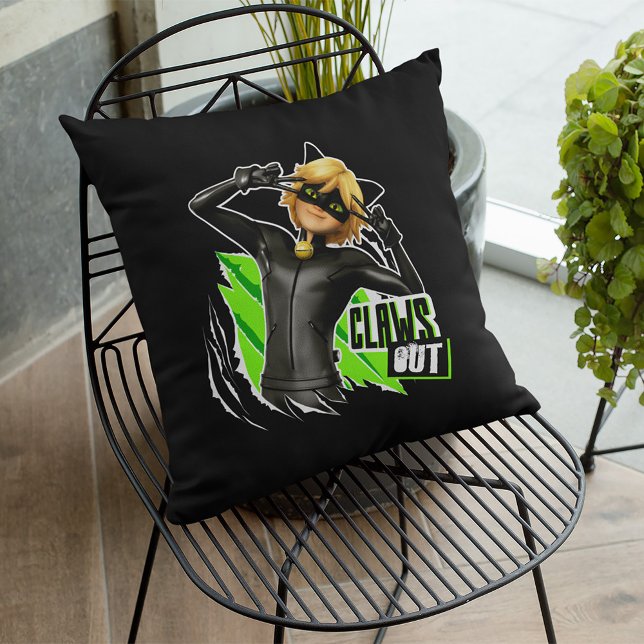 Cojín Decorativo Cat Noir | Gráfica de Clawga Out (Pillow on chair)