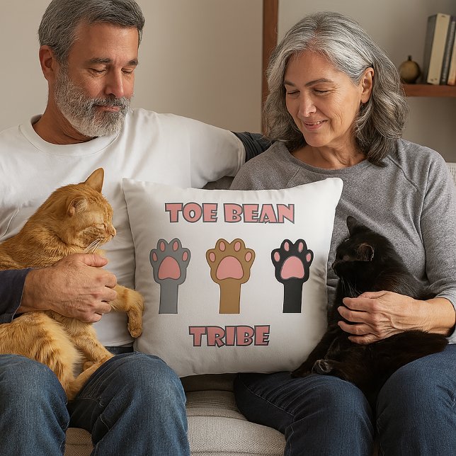 Cojín Decorativo Cat Paws Toe Bean Tribe (A throw pillow with three cat paws and the words toe bean tribe.)