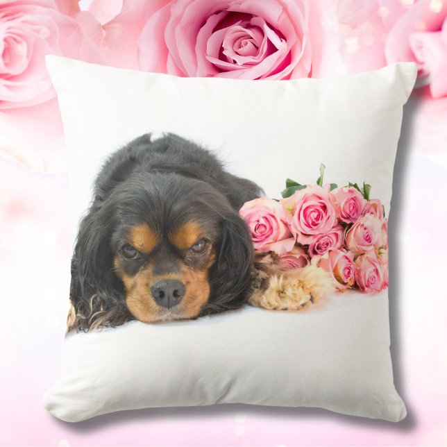 Cojín Decorativo Cavalier King Charles Spaniel con rosas rosadas (Subido por el creador)