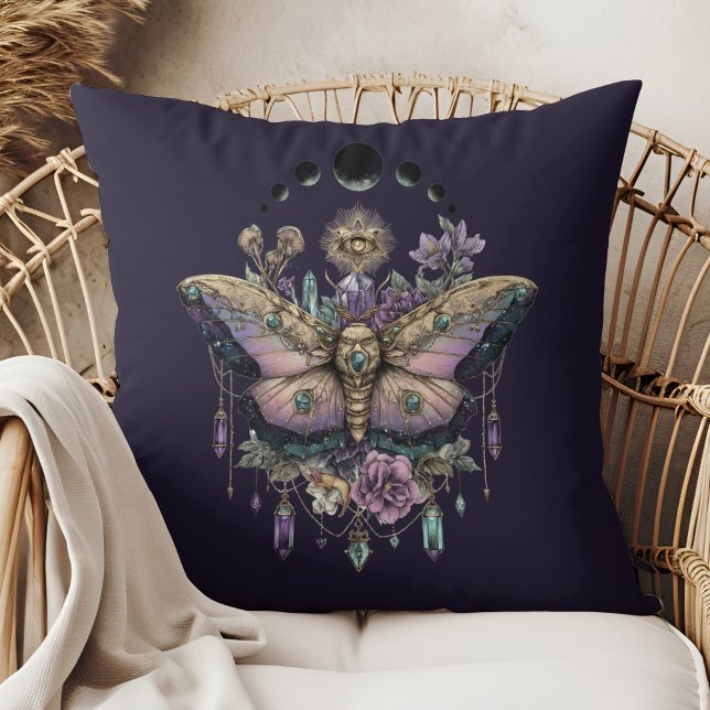 Cojín Decorativo Celestial Moth Moon Phases Throw Pillow (Celestial Moth Moon Phases Throw Pillow in a boho rattan armchair)