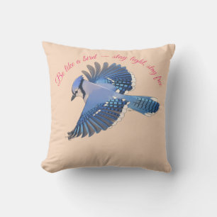 Cojín Decorativo Cerulean Soar: Detallado arrendajo azul en vuelo