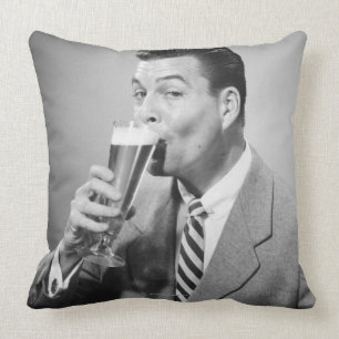 Cojín Decorativo Cerveza de consumición del hombre de negocios