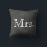 Cojín Decorativo Chalkboard Sra. Pillow<br><div class="desc">Cuidados cojines para recién casados,  sobre un fondo de pizarra ilustrado. También está disponible el Sr. Pillow.</div>