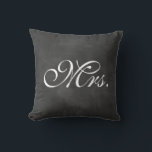Cojín Decorativo Chalkboard Sra. Pillow<br><div class="desc">Un tipo de almohada con fondo de pizarra ilustrado acentúa este cojín para la mesa, el sofá o la cama. También está disponible el Sr. cushion coordinador. Si desea cambiar el color del tipo: pulse sobre el botón "personalizar", pulse sobre la línea de tipo para cambiar a la derecha, pulse...</div>