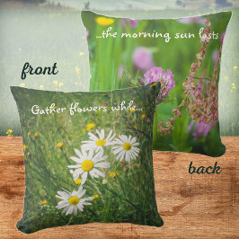 Cojín Decorativo Chamomile y flores de trébol en la pradera verde