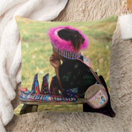 Cojín Decorativo Charm and Tradition: Souvenir Merchant