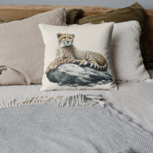 Cojín Decorativo Cheetah descansa en una roca