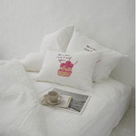 Cojín Decorativo Cherry Cupcake Valentine – Hand-Drawn Dessert