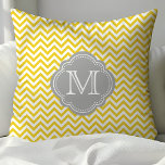 Cojín Decorativo Chevron amarillo y gris monogramado<br><div class="desc">Personalice su espacio con esta elegante almohada de tiro con un vibrante patrón de chevron amarillo y gris y un monograma de personalizable. El diseño audaz y los colores contrastantes le dan un toque moderno a cualquier habitación, por lo que es perfecto para una decoración contemporánea y de moda. Ideal...</div>