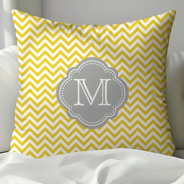 Cojín Decorativo Chevron amarillo y gris monogramado (Subido por el creador)
