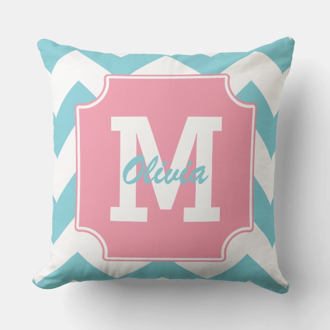 Cojín Decorativo Chevron azul y rosado personalizado monograma (Anverso)