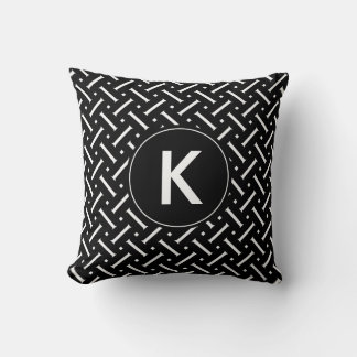 Cojín Decorativo Chevron blanco y negro con monograma Personalizado