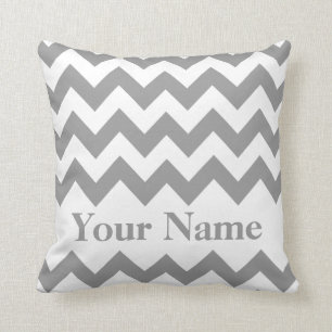 Cojín Decorativo Chevron intrépido gris con el monograma