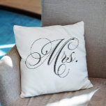 Cojín Decorativo Chevron negro y blanco tira a la Sra.<br><div class="desc">Su diseño y el suyo.</div>