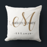 Cojín Decorativo Chic Gold M Monograma Nombre Fecha de Boda<br><div class="desc">Almohadón de boda al aire libre dorado chic y moderno con monograma, con sus nombres y año establecido en negro, con elegante letra manuscrita en caligrafía y tipografía clásica con una M dorada en monograma sobre fondo blanco. Simplemente agregue sus nombres, monograma y año debajo. Diseño elegante y decoración perfecta...</div>