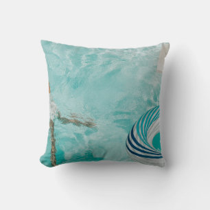 Cojín Decorativo Chica con bañador y bañador en la piscina