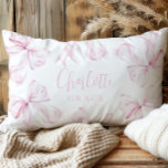 Cojín Decorativo Chica de Coquette Bow Rosado<br><div class="desc">Chica de Bow rosa almohada de guardería con mango personalizado</div>