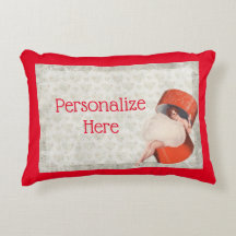 Chica de pinzas de cosecha en la caja de sombreros