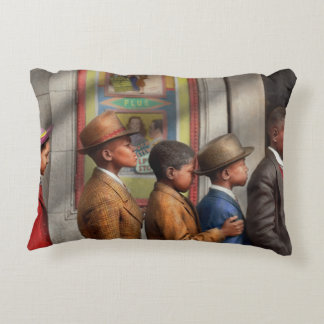 Cojín Decorativo Children - In line to see a movie 1941