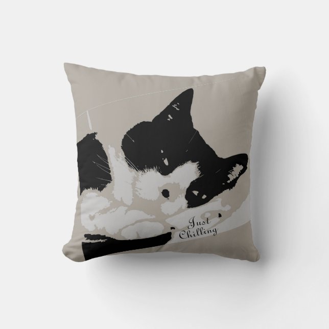 Cojín Decorativo Chilling de gato de Tuxedo (Anverso)