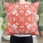 Cojín Decorativo Ciclo de vida de la mariposa Mandala<br><div class="desc">Esta almohada monarca con mariposa, con obras de arte originales de mandala, le dará un toque de encanto a su espacio vital. Esta almohada muy detallada muestra un fascinante diseño de mandala para el ciclo de vida de las mariposas, con detalles dibujados a mano de orugas monarcas, hojas de oruga,...</div>