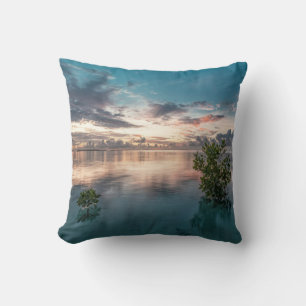 Cojín Decorativo cielo azul con nubes rojas y oscuras reflejadas en