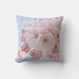 Cojín Decorativo Cielo azul de flores rosas.