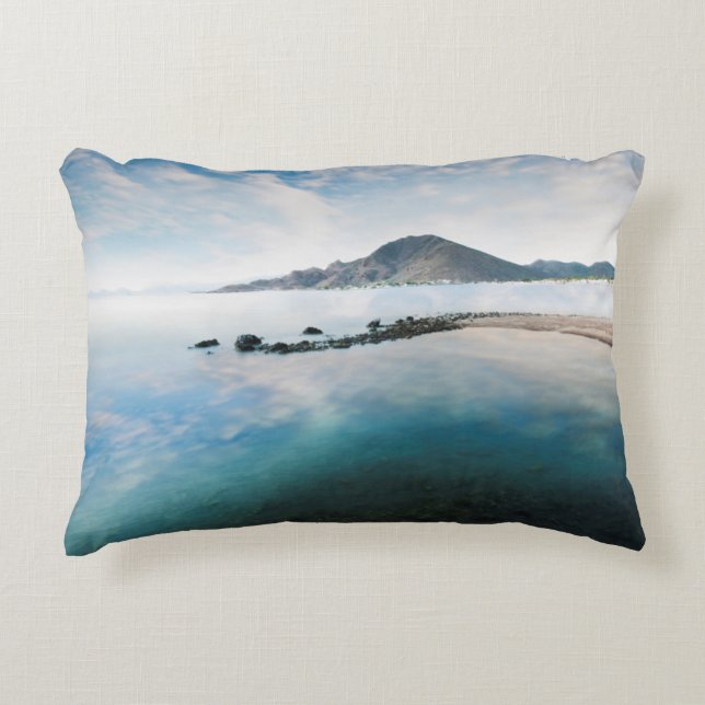 Cojín Decorativo Cielo azul nublado que refleja en el lago (Anverso)