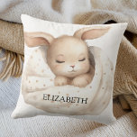 Cojín Decorativo Cielo de luna de conejo beige linda guardería de b<br><div class="desc">Crea un ambiente acogedor y encantador en el vivero de tu pequeña con nuestra almohada personalizada de Nursery Rabbit. Con un adorable cuadro de un chica de conejo bebé durmiendo bajo una manta, esta almohada le da un toque de fantasía y confort a cualquier decoración de guardería. Diseño dulce y...</div>