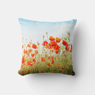 Cojín Decorativo Cierra las papas en el campo. Flores silvestres en