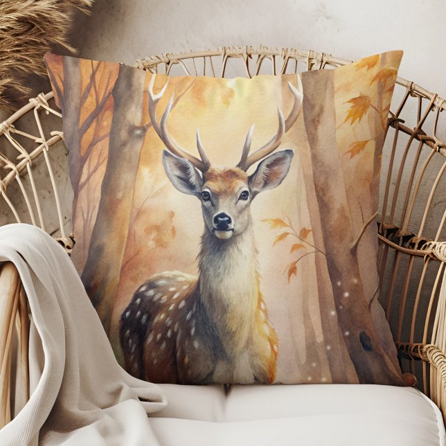 Cojín Decorativo Ciervo del bosque otoño – Decoración de otoño insp (Woodland Deer Autumn – Nature-Inspired Fall Decor Throw Pillow in a boho rattan armchair)
