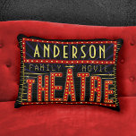 Cojín Decorativo Cine residencial Marquee de Movie Theater | Person<br><div class="desc">Disfrute de la noche de cine con estas almohadas originales de acento teatral. Estas almohadas rectangulares personalizadas, hechas como una marquesina de cine retro con luces falsas y mucho brillo, son el accesorio perfecto para cualquier película. El color principal es el rojo, el oro y el negro. Todo el texto...</div>