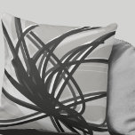Cojín Decorativo Cintas abstractas de color gris y blanco<br><div class="desc">La almohada gris y blanco de tiro presenta una composición artística de cinta abstracta con tonos grises con acentos blancos sobre un fondo gris claro. Esta composición abstracta se basa en combinaciones de cintas repetidas, que se superponen y entrelazan para formar un patrón abstracto intrincado y complejo. Los tonos grises...</div>