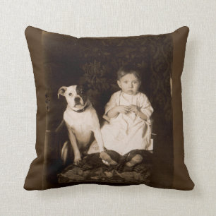 Cojín Decorativo circa el pitbull 1910 y el bebé RPPC
