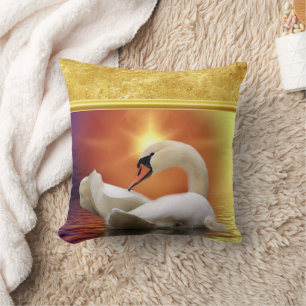 Cojín Decorativo Cisne blanco en un lago con una puesta de sol en o