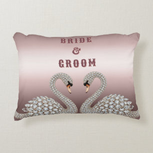 Cojín Decorativo Cisnes de cristal en forma de corazón sobre rosa s