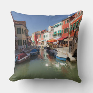 Cojín Decorativo Cisnes en canal, isla de Burano, Venecia, Italia