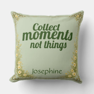 Cojín Decorativo Cita de Coleccionar Momentos Verde Sabio Naturalez